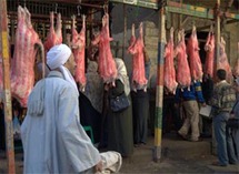 لا يملك المواطن المصري العادي سوى تأمل اللحوم بعد عجزه عن شرائها لا يملك المواطن المصري العادي سوى تأمل اللحوم بعد عجزه عن شرائها