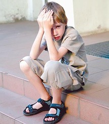 تتنوع أعراض الصدمات النفسية لدى الأطفال كالخوف وفرط الحركة وعدم القدرة على النوم