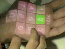 يمكن مع هذا النظام تحويل يد الشخص وساعده إلى لوحة مفاتيح وشاشة