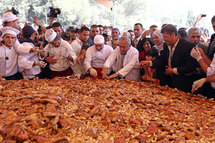 منطقة بني زيد  الفلسطينية تصنع أكبر رغيف مسخن في العالم لتوثيقه في موسوعة غينيس 