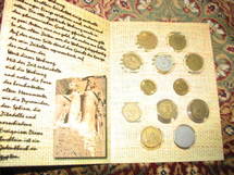 العثور على 383 عملة معدنية لبطليموس وكليوباترا بمحافظة الفيوم المصرية