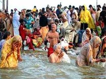 هندوس يغتسلون في مياه نهر الغانج