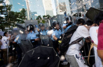 نشطاء هونج كونج يتعهدون بخوض المعركة رغم الاجواء السياسية  