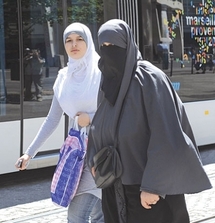 بعض المذاهب اليهودية المتشددة تشدد على ضرورة تغطية الرأس في الأماكن العامة بعض المذاهب اليهودية المتشددة تشدد على ضرورة تغطية الرأس في الأماكن العامة