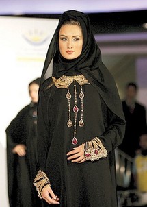 النساء اللاتي يرتدين العباء عن اقتناع يحرصن ألا تكون العباء مبرزة لمفاتن المرأة