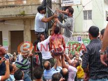 صورة انفرد بها موقع النشرة لتعليق جثة المصري في ساحة بلدة باقليم الشوف اللبناني