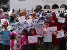 لقطة من وقفة أطفال وأقارب وأزواج المعلمات المضربات عن الطعام أمام مقر وزارة التربية الوطنية بالرباط ـ الهدهد لقطة من وقفة أطفال وأقارب وأزواج المعلمات المضربات عن الطعام أمام مقر وزارة التربية الوطنية بالرباط ـ الهدهد
