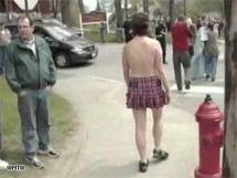 نساء اميركيات يسرن عاريات الصدور في الشوارع والمنتزهات سعياً للمساواة مع الرجال