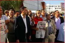 ـ وقفة تضامنية لنقابة الصحافة المغربية مع يومية اخبار اليوم المغربية أثناء توقيفها ـ أرشيف