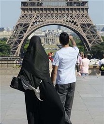 أشار الوزير إلى أنه من الممكن في المستقبل وضع جرائم أخرى في الاعتبار مثل ختان الإناث