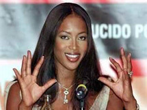 عارضة الأزياء البريطانية الشهيرة ناعومي كامبل