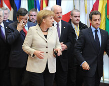 رئيس وزراء اليونان مع ساركوزي وميركل