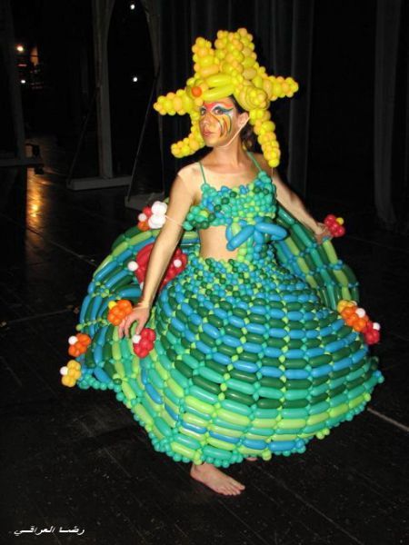 عارضة ازياء تعرض فستانا من البالونات