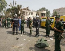 أصيب 4 عسكريين أيضا احدهم برتبة ضابط في انفجار قنبلة تم التحكم فيها عن بعد