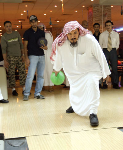 أحد رجال  هيئة الأمر بالمعروف والنهى عن المنكر فى السعودية يمارس لعبة البولينغ