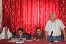 عمر علوش واقفا