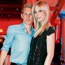 لاعب المنتخب الألماني لكرة القدم باستيان شفاينشايجر وصديقته