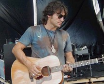 إذا أعجبك زي نجم من نجوم الروك تستطيع شراءه بكل بساطة ولكن في اليابان