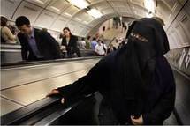 أعلى هيئة قضائية فرنسية  : حظر النقاب في فرنسا لا يستند الى اي اساس قانوني صريح 