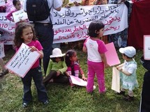 بعض أبناء المعلمات المغربيات المضربات عن الطعام خلال وقفة احتجاجية سابقة أمام وزارة التربية الوطنية بالرباط