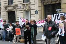 وقفة احتجاجية أمام سفارة المغرب بباريس من أجل إطلاق سراح الضابط المعتقل