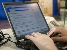 يوصي الخبراء بعدم  استخدام الكمبيوتر قبل النوم بساعتين