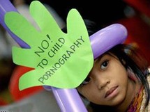 يتهم الادعاء العام السياسي بحيازة صور وشرائط فيديو إباحية عن الأطفال وإعطائها لآخرين