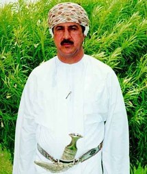 الزي العماني التقليدي وتظهر الكمة على الرأس الزي العماني التقليدي وتظهر الكمة على الرأس