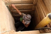 يتم من خلال الانفاق يوميا تهريب الوقود والبقر والأغنام والثلاجات والحلوى والسجائر وكل شيء