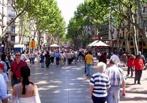 تسعى برشلونة لإقناع زائريها بارتداء بعض الملابس أثناء تجوالهم في شوارعها