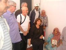 الوفد الفرنسي في زيارة اسرة السجين المنجمي الوفد الفرنسي في زيارة اسرة السجين المنجمي