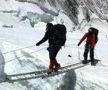 كان أصغر متسلق تمكن من الوصول إلى قمة إفرست في السادسة عشرة