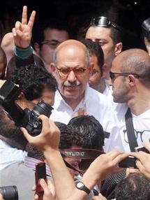 محمد البرادعي محاطا بانصار الجمعية الوطنية للتغيير محمد البرادعي محاطا بانصار الجمعية الوطنية للتغيير