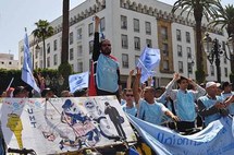 وقفة احتجاجية لعمال البريد المغاربة أمام مقر البرلمان بالرباط