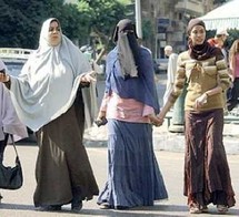 النساء في إيران ملتزمات قانونا بارتداء غطاء الرأس وعباءة طويلة تغطي مفاتن البدن