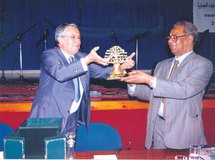 محمد بن عيسى يسلم جائزة الرواية للأديب الراحل الطيب صالح - أرشيف أصيلة