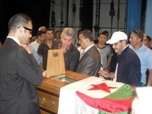 رفاق الدرب في نظرة اخيرة على جثمان الموسيقار الجزائري الراحل شريف قرطبي