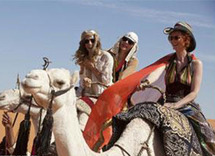 كاري برادشو بطلة الفيلم ورفيقاتها