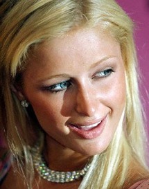 فتاة المجتمع الأمريكية باريس هيلتون