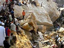 الانهيارات الصخرية التي وقعت بمنطقة الدويقة فى أيلول /سبتمبر 2008. الانهيارات الصخرية التي وقعت بمنطقة الدويقة فى أيلول /سبتمبر 2008.