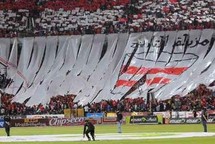 لافتات رفعها جمهور الاهلي في الملعب قبل بداية المباراة مع الزمالك