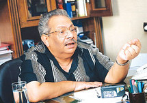 اسامة انور عكاشة