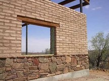 منزل بني بالطوب الطيني