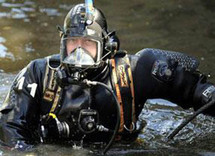 غواصون يخرجون البقايا البشرية