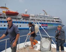 كان مانكيل مع عشرة سويديين اخرين على احد مراكب اسطول الحرية