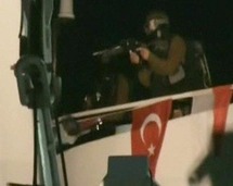 جندي اسرائيلي على السفينة مرمرة التي هاجمها الجيش الاسرائيلي