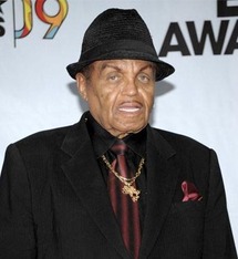 والد مغني البوب الراحل مايكل جاكسون