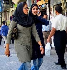 كثفت الشرطة الايرانية مؤخرا توقيف نساء بحجة انهن غير محجبات بما فيه الكفاية