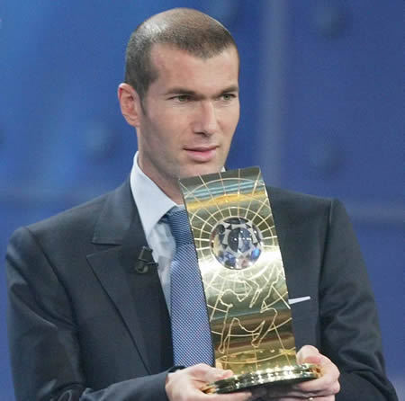 نجم كرة القدم الفرنسي السابق زين الدين زيدان