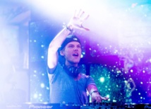 السويديون يحتفون بمسيرة الفنان الراحل أفيتشي في ستوكهولم السويديون يحتفون بمسيرة الفنان الراحل أفيتشي في ستوكهولم